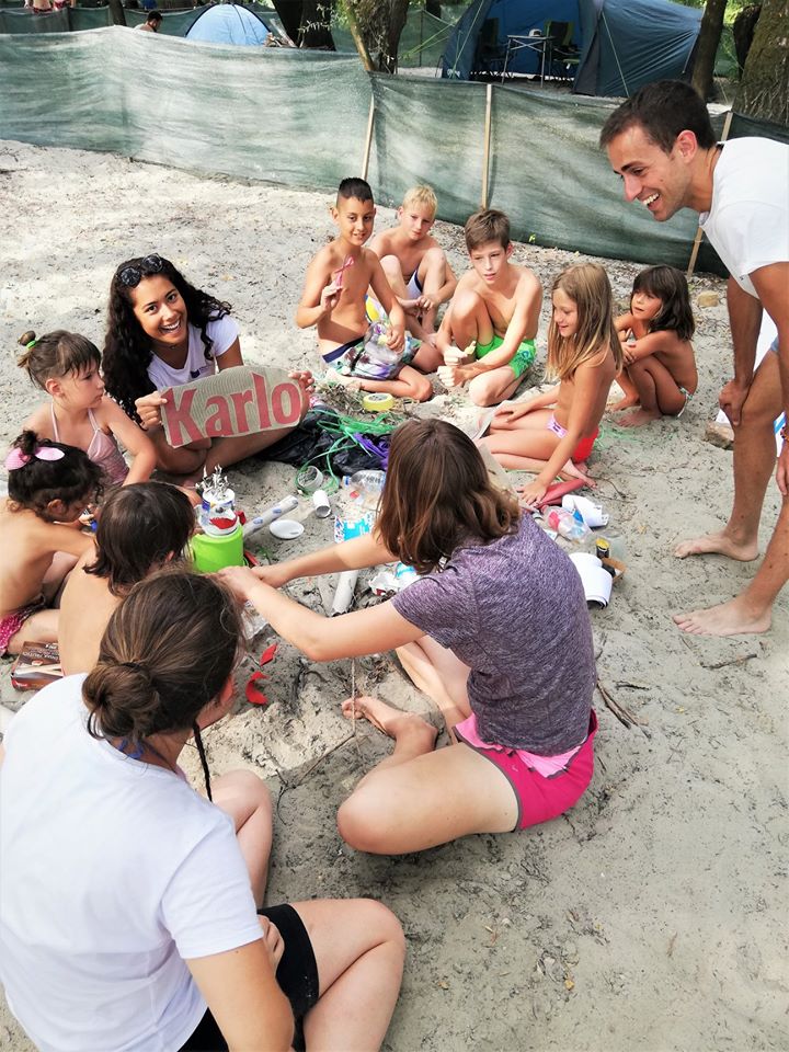 Volonter i djeca na plaži