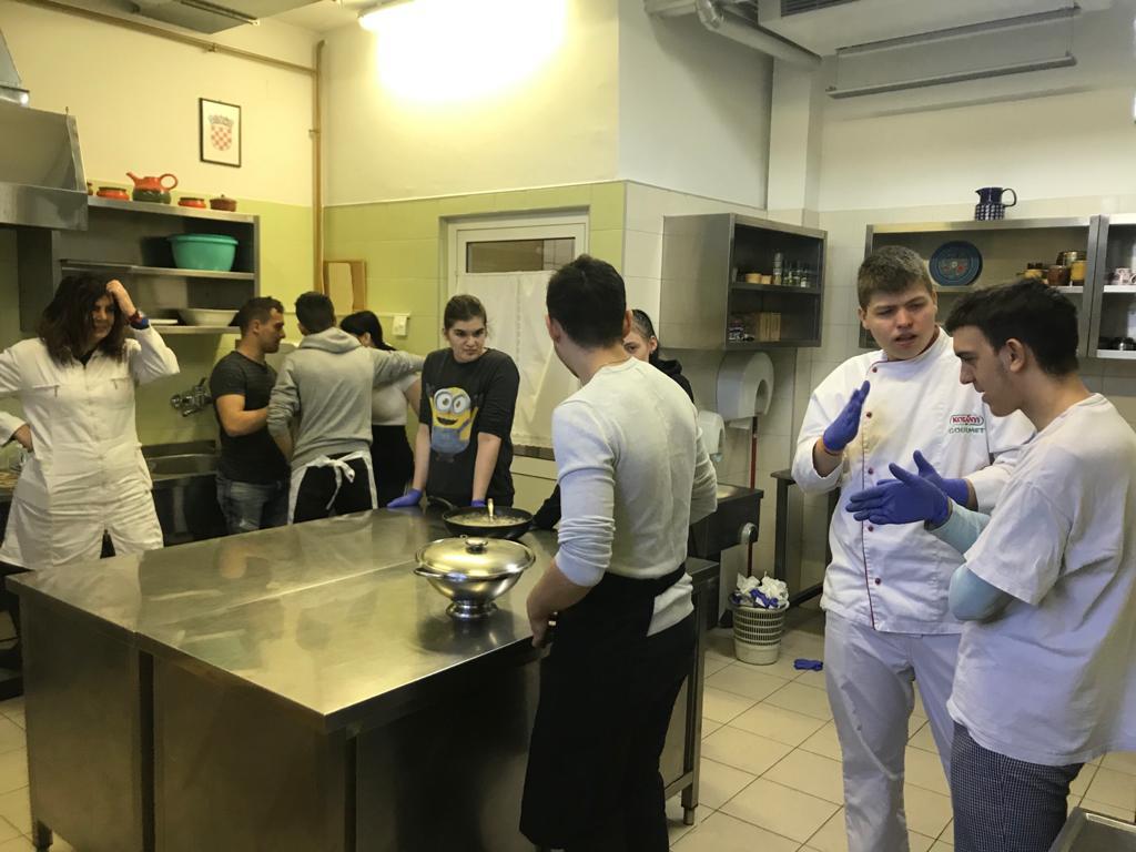 Volonteri učenicima prenose znanje o Zero waste načinu kuhanja