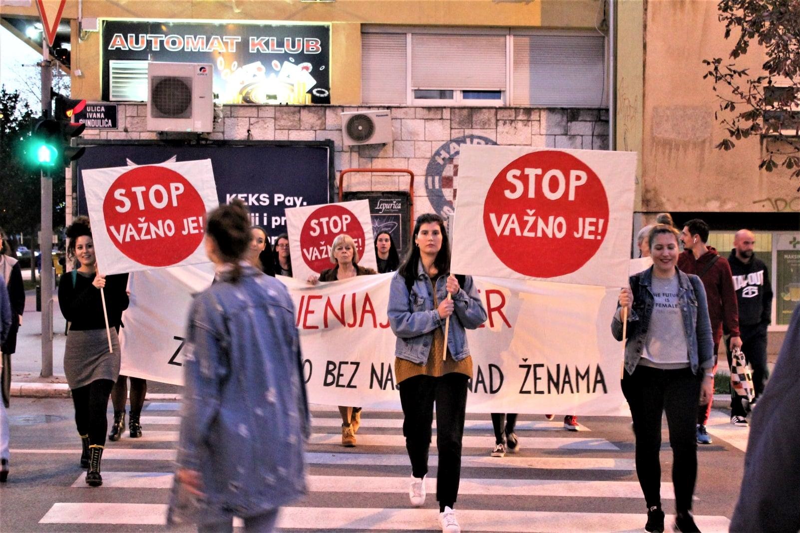 Grupa nosi transparente u okviru akcije "STOP - Važno je - Mijenjaj smjer za društvo bez nasilja nad ženama"