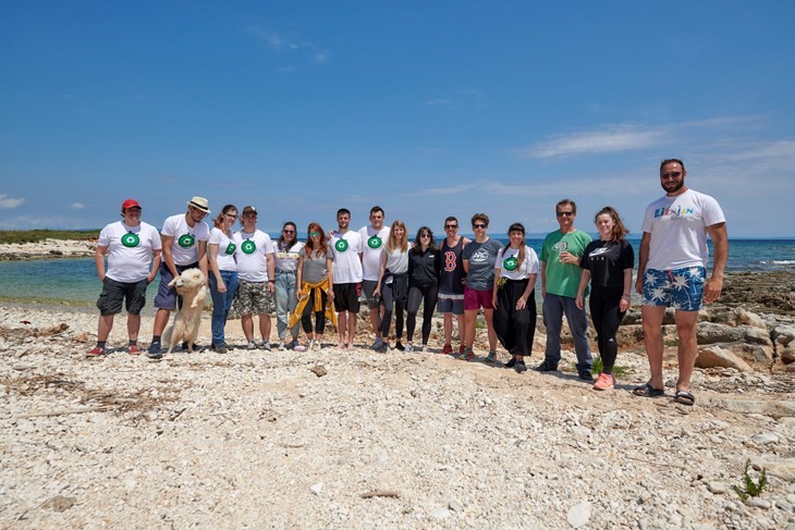 (snimio Diego Martinčić) Volonteri u akciji čišćenja plaže